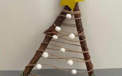 Vánoční dekorace: Stromeček z klacíků